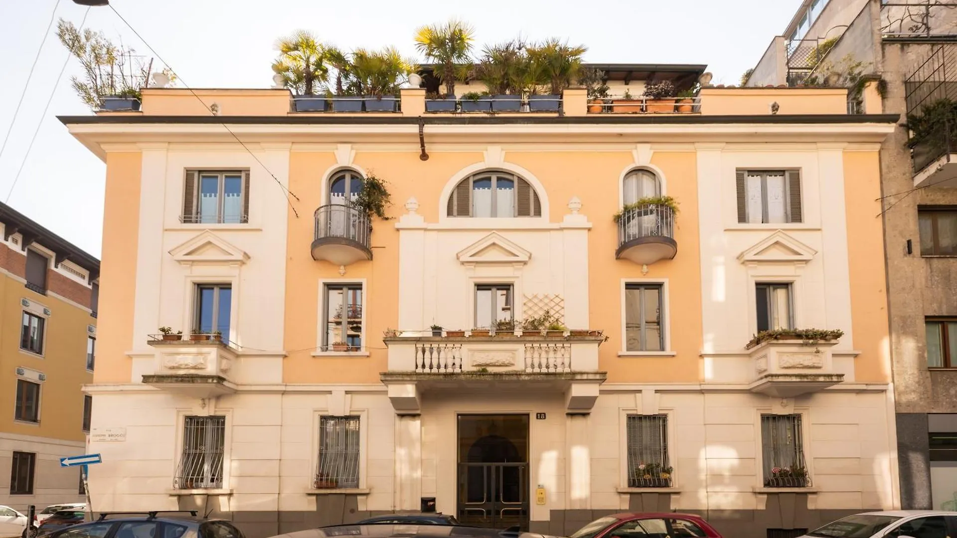 House Of An Artist In The Key Area Of Milan Apartment