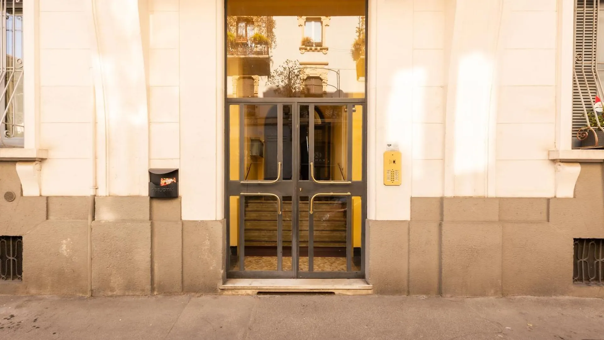 House Of An Artist In The Key Area Of Milan Apartment